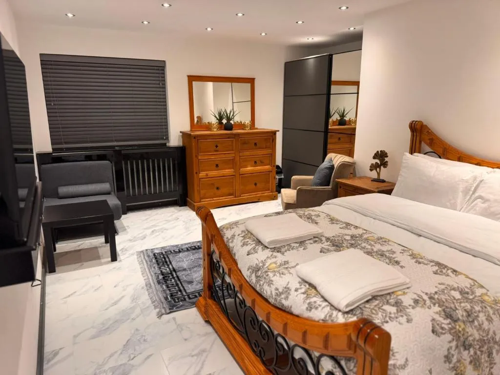 Image 1 of Modern House Apartment Stratford E15 London – Sleeps 2 – 9, Fast Links to Central London, Near O2, Greenwich & Olympic Park, Child-Friendly Garden, Free Parking, Free WiFi