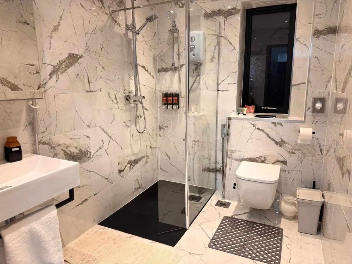 Image 2 of Modern House Apartment Stratford E15 London – Sleeps 2 – 9, Fast Links to Central London, Near O2, Greenwich & Olympic Park, Child-Friendly Garden, Free Parking, Free WiFi