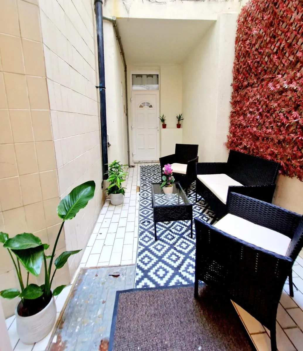 Image 4 of Modern Hyde Park Home with Private Entrance & Private Back Patio near Bayswater & Paddington Stations