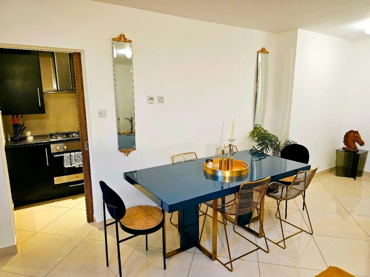 Image 5 of Modern Hyde Park Home with Private Entrance & Private Back Patio near Bayswater & Paddington Stations