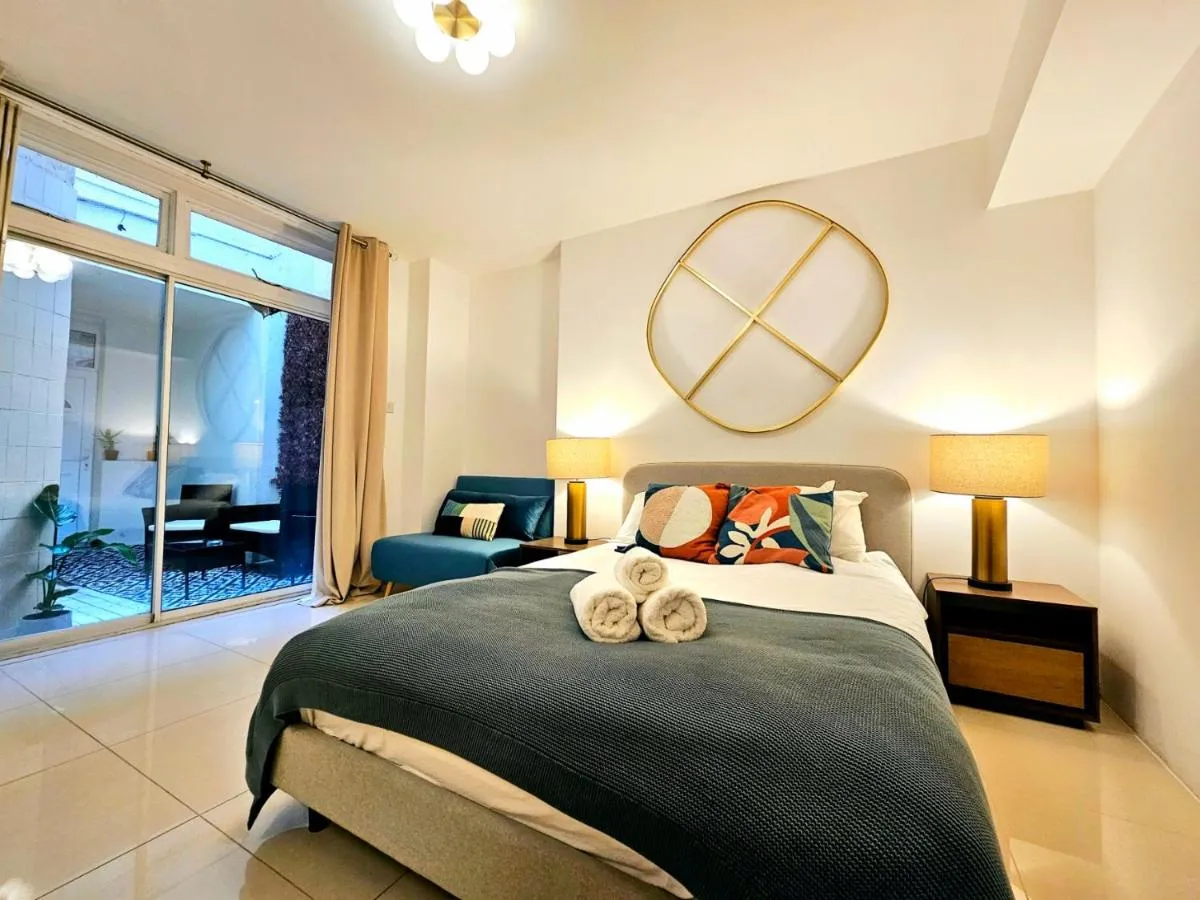 Image 2 of Modern Hyde Park Home with Private Entrance & Private Back Patio near Bayswater & Paddington Stations