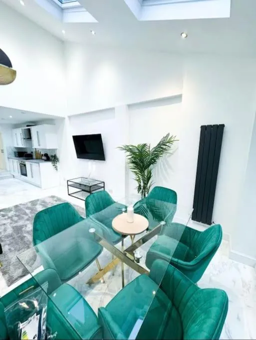 Image 4 of Modern Luxury 2 Bed with Parking