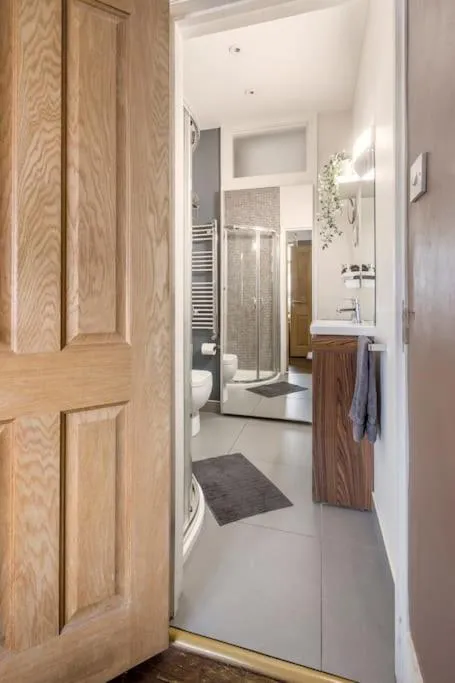 Image 4 of Modern Private Studio Room