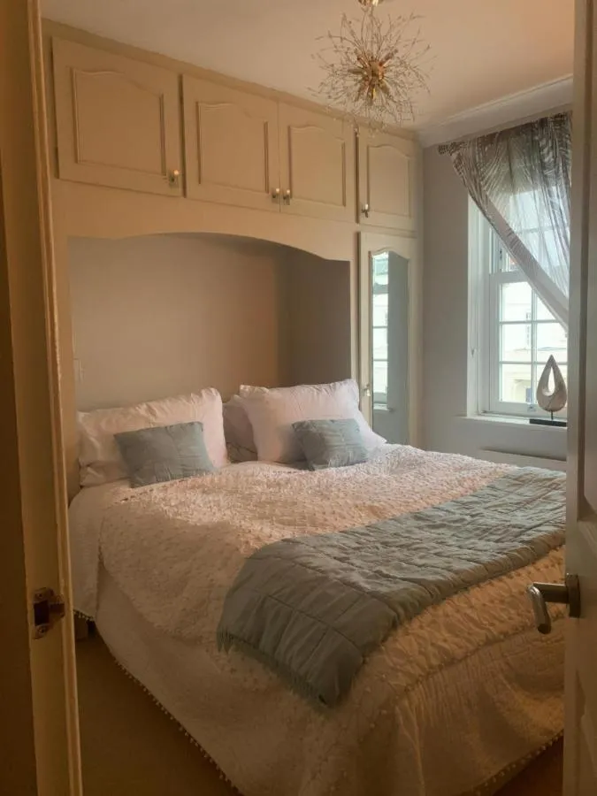 Image 4 of Modern Regency Townhouse London