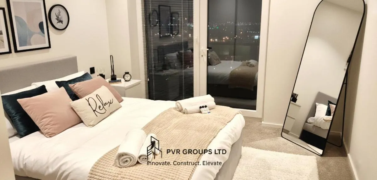 Image 3 of Modern Riverside 1 Bedroom Flat with Balcony Canary Wharf