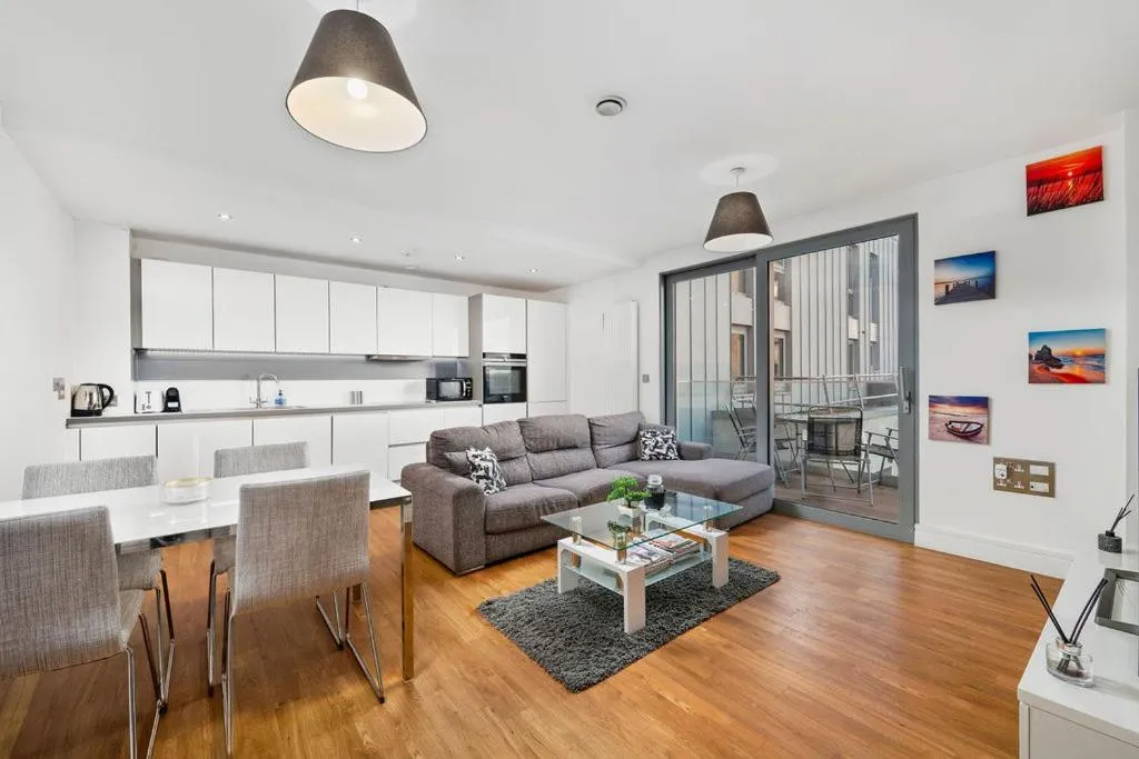 Image 3 of Modern Serviced 3-bedroom flat in East London