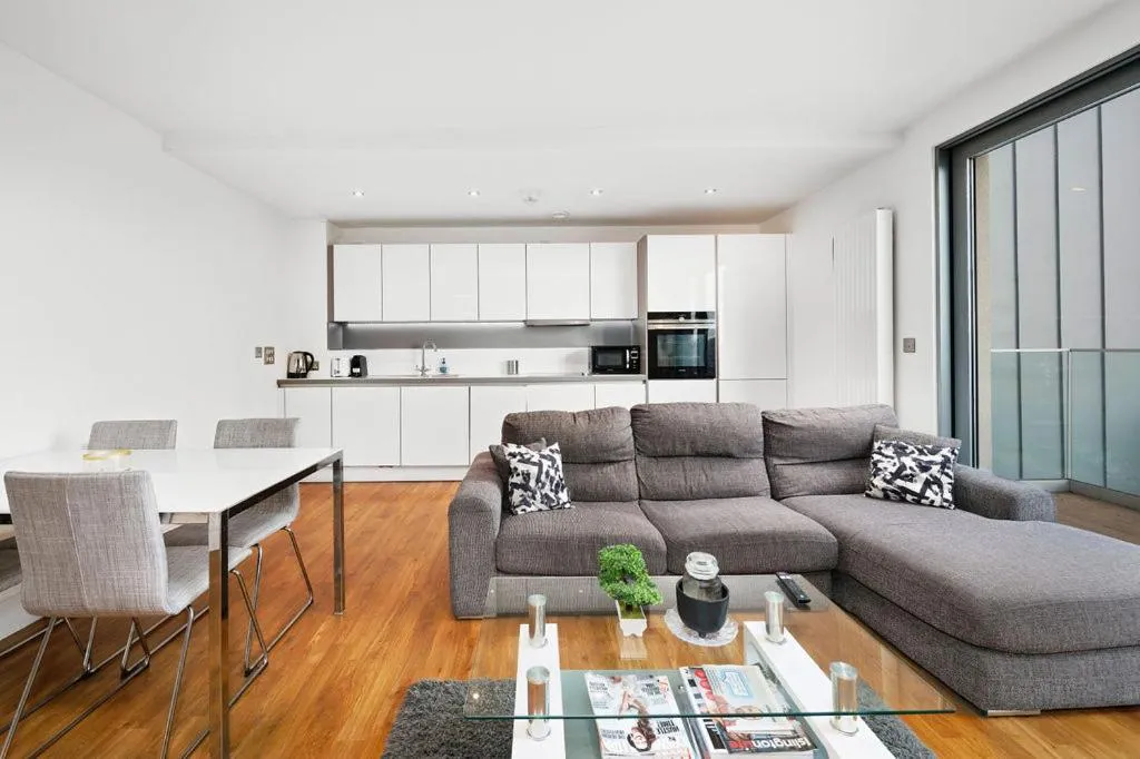 Image 4 of Modern Serviced 3-bedroom flat in East London
