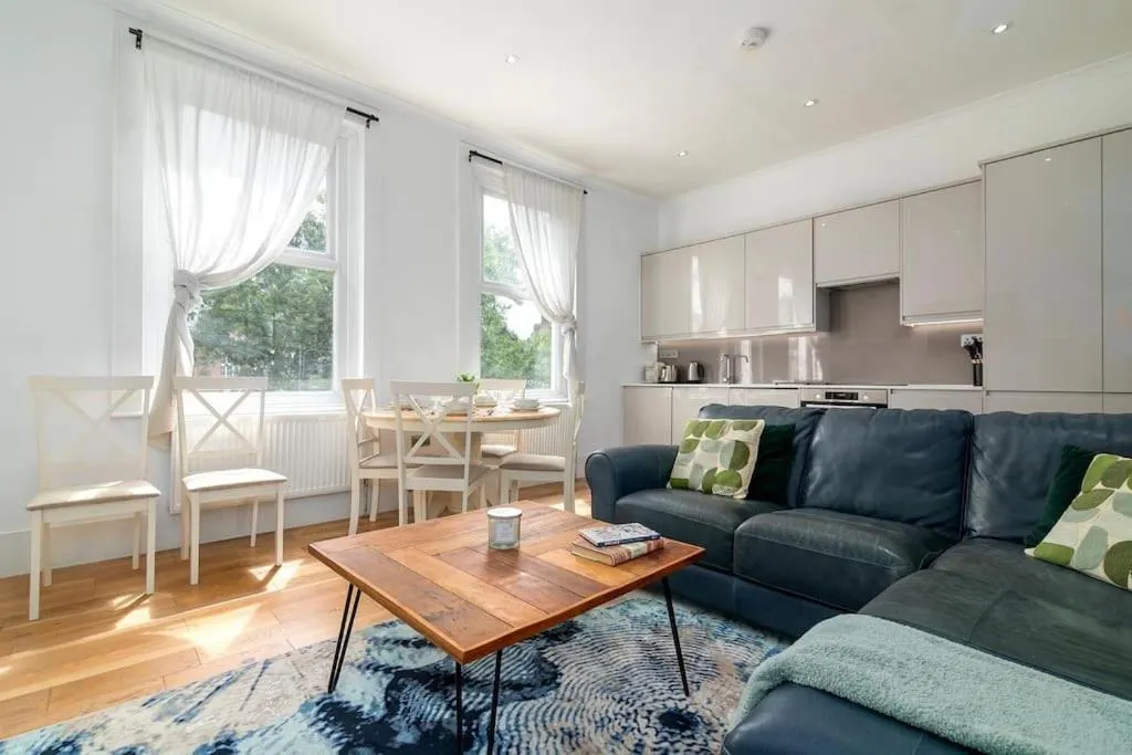 Image 1 of Modern Spacious 2 Bedroom Flat near Richmond Park