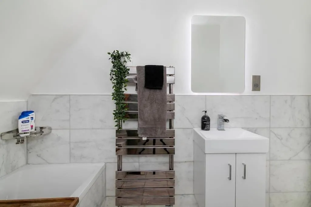 Image 3 of Modern Spacious 2 Bedroom Flat near Richmond Park