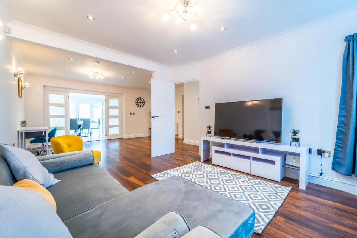 Image 5 of Modern Spacious 4 Bed Hayes Home with Free Parking