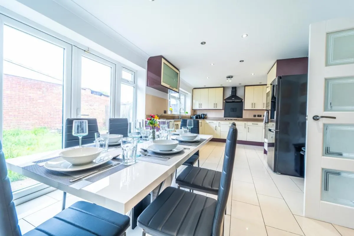 Image 4 of Modern Spacious 4 Bed Hayes Home with Free Parking