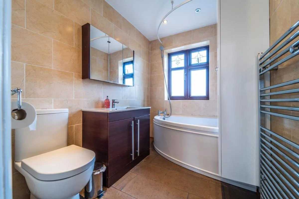 Image 3 of Modern Spacious 4 Bed Hayes Home with Free Parking