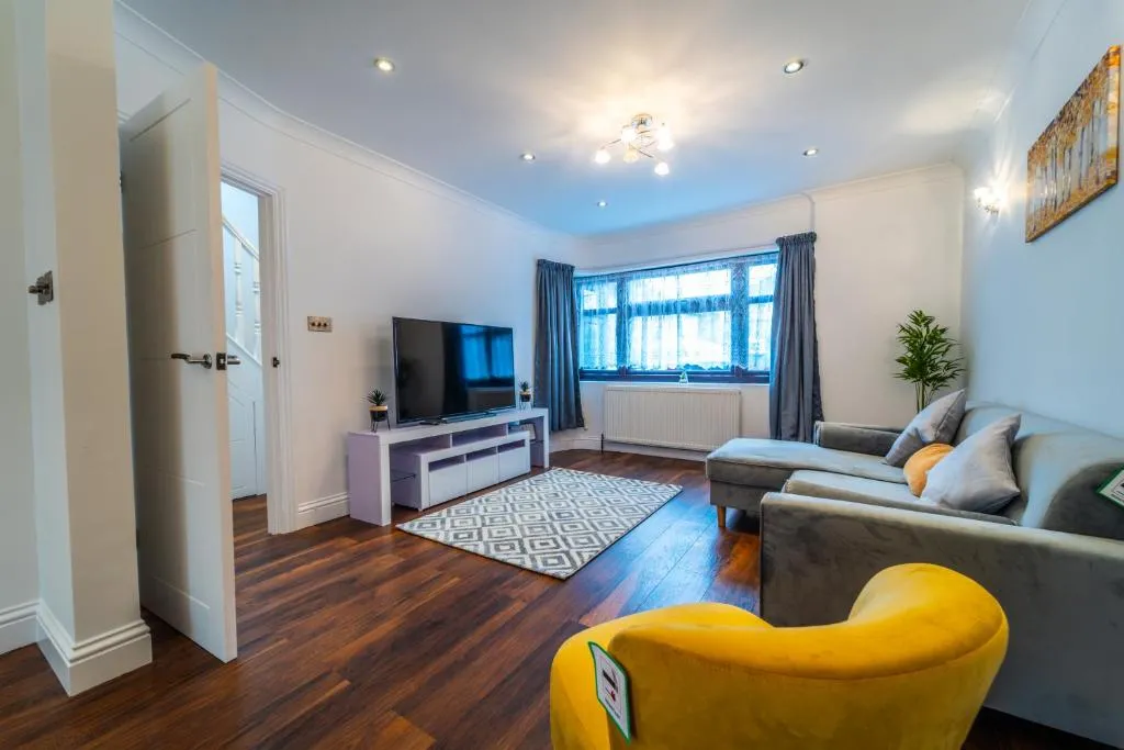 Image 1 of Modern Spacious 4 Bed Hayes Home with Free Parking