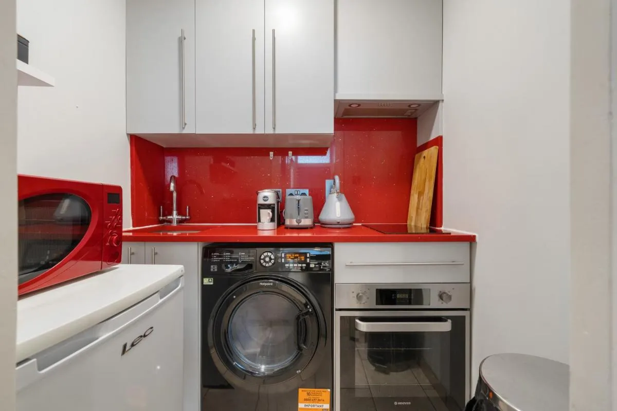 Image 4 of Modern Studio Apartment