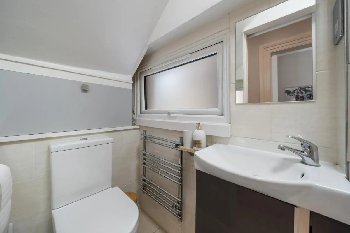 Image 3 of Modern Studio Apartment