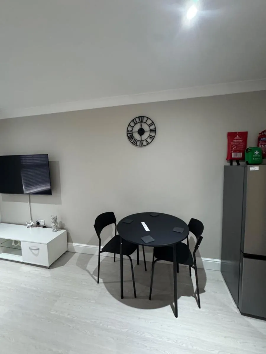 Image 3 of Modern Studio Apartment Shoreditch