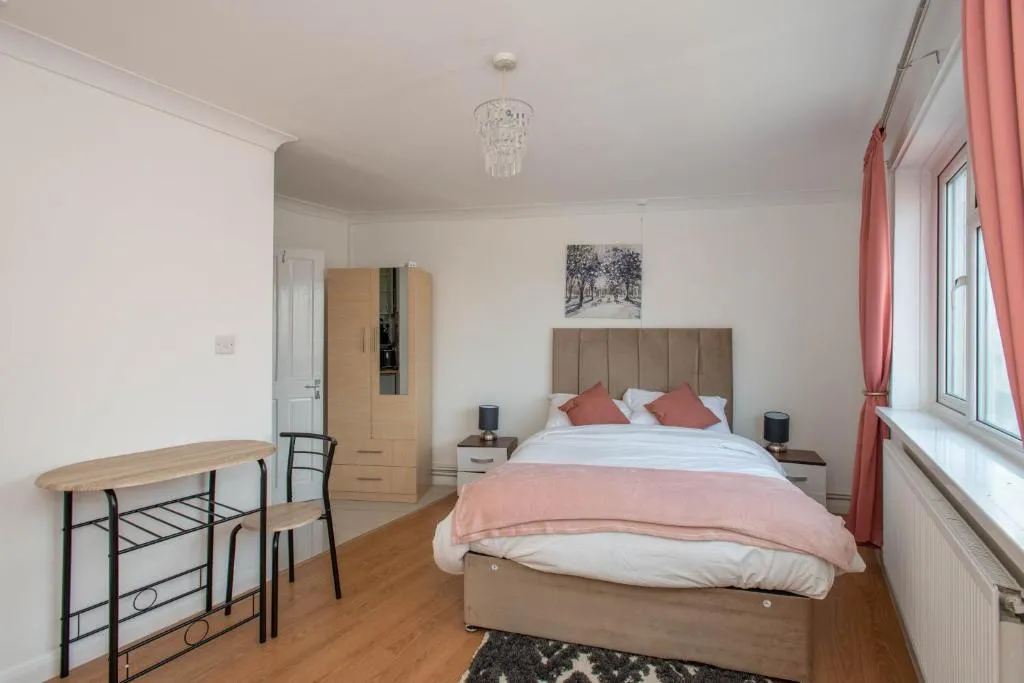 Image 1 of Modern Studio Apartments in Bromley, Greater London near Tesco and Sundridge Park Station