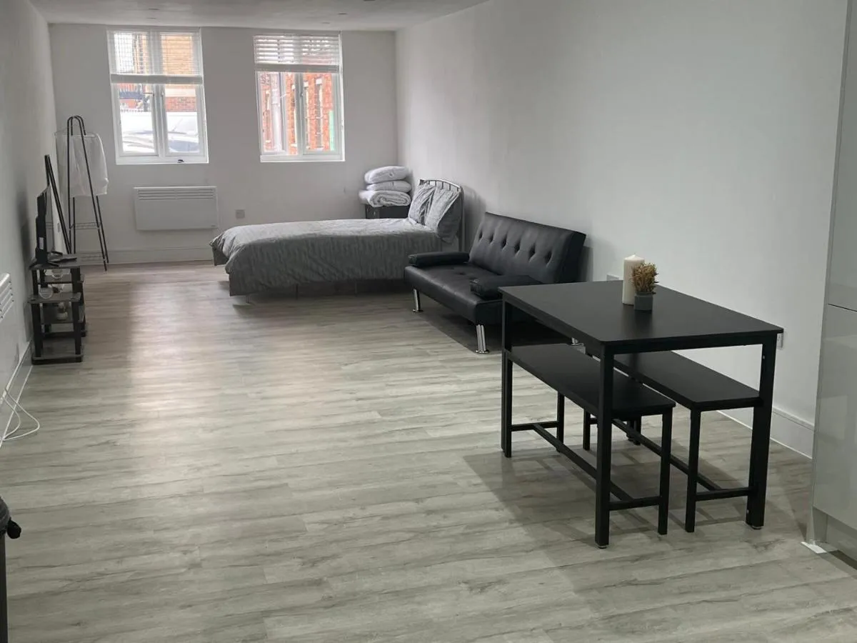 Image 3 of Modern Studio Near Heathrow, Tube and Hounslow High Street