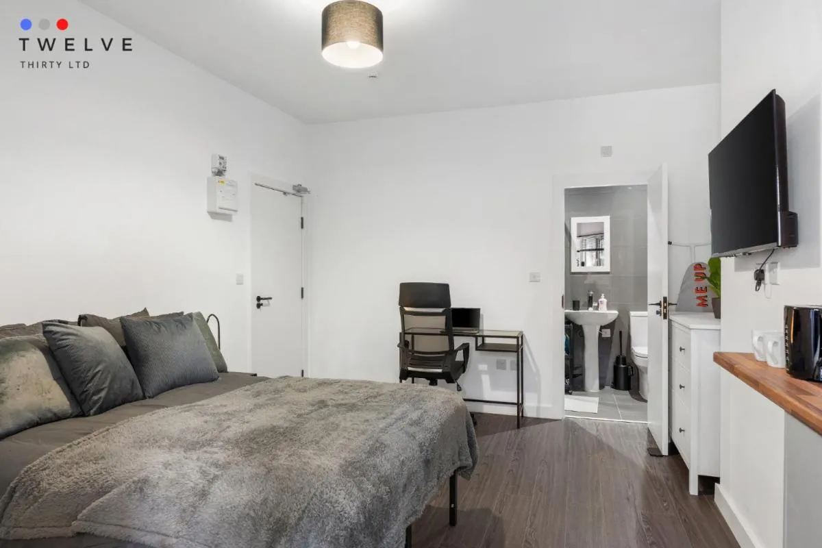 Image 4 of Modern Studio with En-Suite & Kitchenette 2 – Brixton