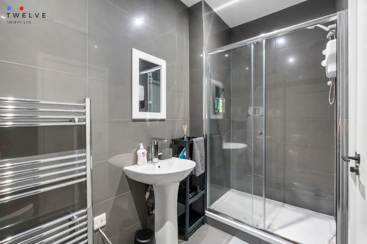 Image 3 of Modern Studio with En-Suite & Kitchenette 6 – Brixton
