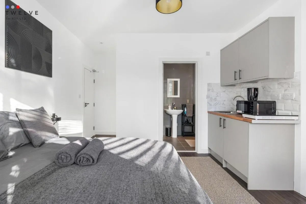 Image 4 of Modern Studio with En-Suite & Kitchenette 6 – Brixton