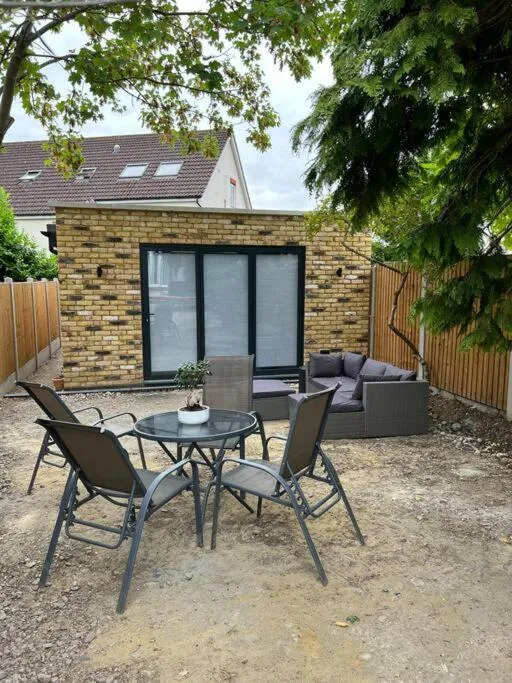 Image 4 of Modern Studio with parking in shared garden