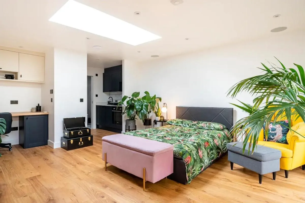 Image 5 of Modern Studio with parking in shared garden