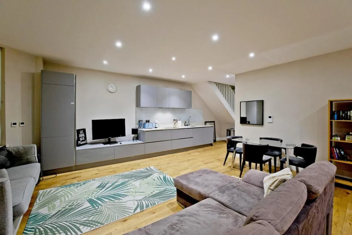 Image 3 of Modern Stylish Spacious 1BR Duplex