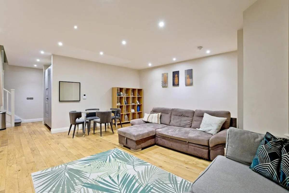 Image 5 of Modern Stylish Spacious 1BR Duplex