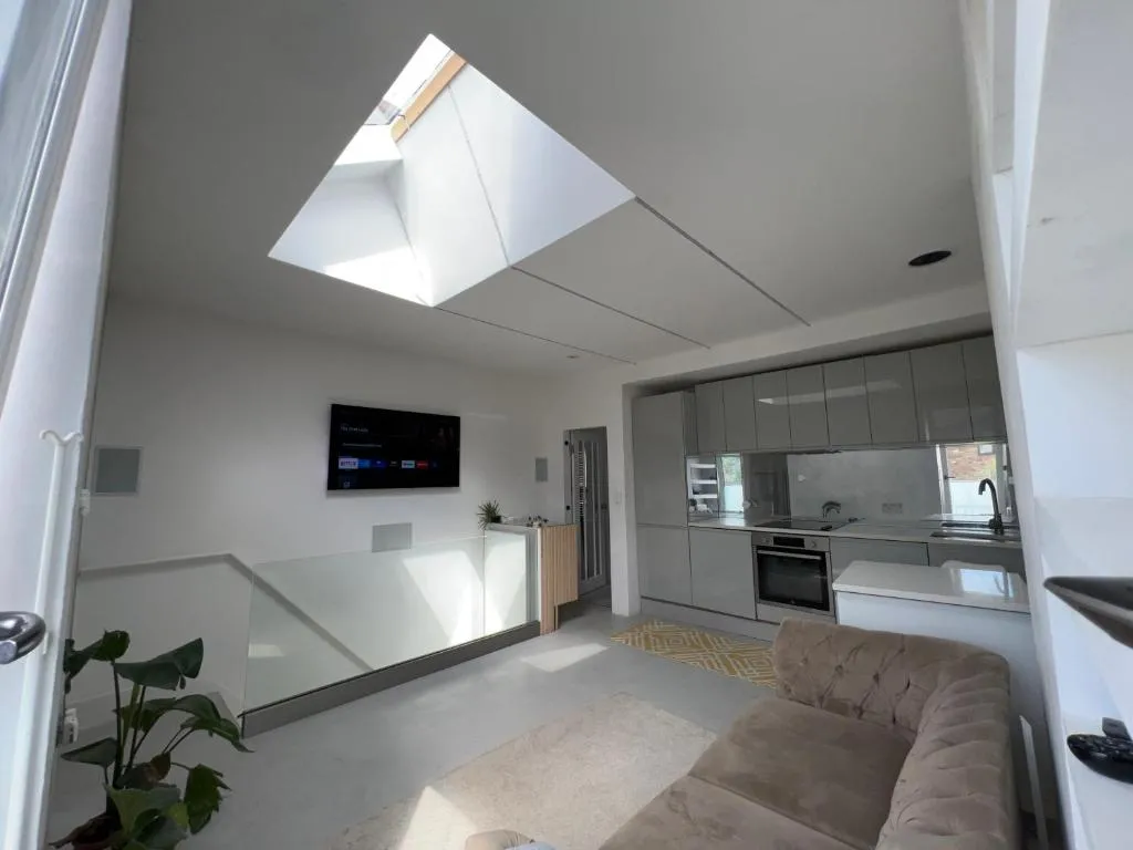 Modern Two Bedroom Apartment with Seperate Rooms and Free Parking in Greenwich
