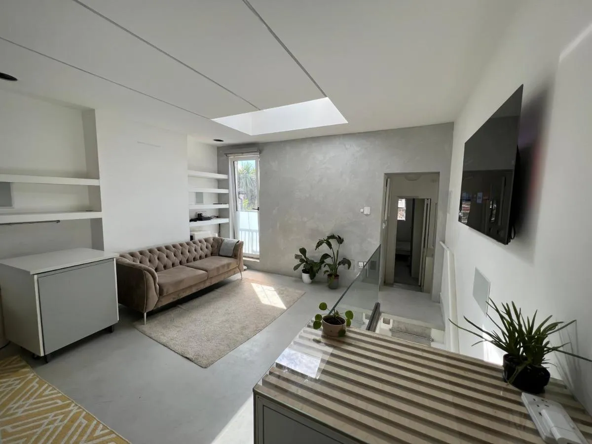 Image 5 of Modern Two Bedroom Apartment with Seperate Rooms and Free Parking in Greenwich