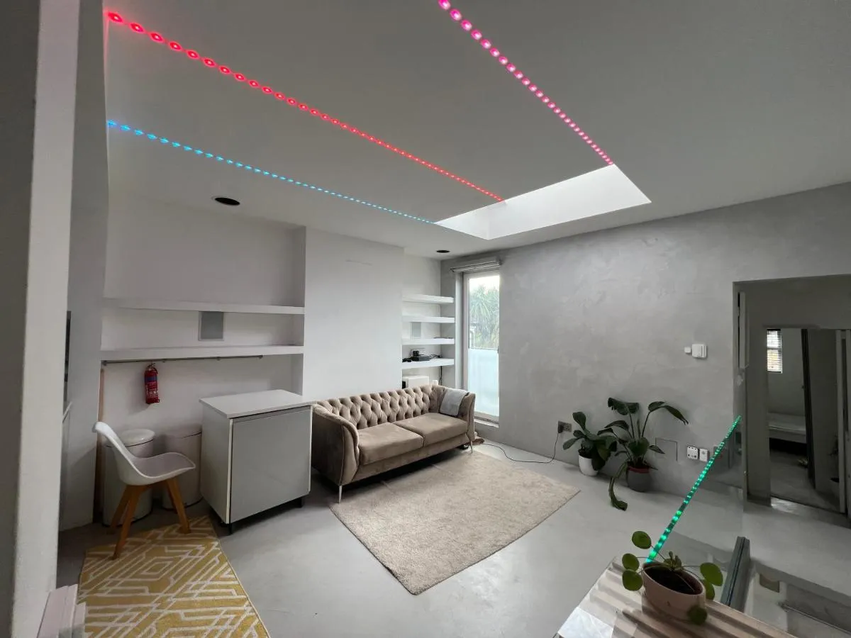 Image 3 of Modern Two Bedroom Apartment with Seperate Rooms and Free Parking in Greenwich