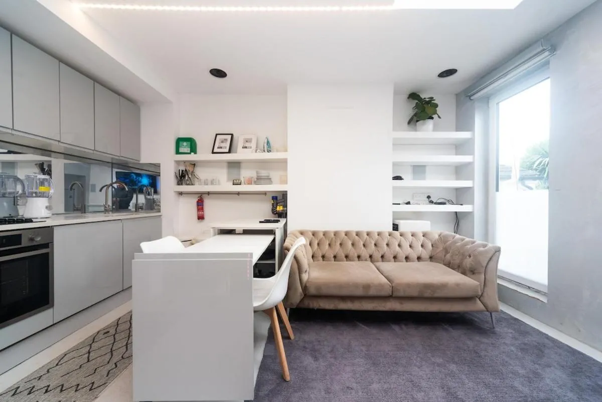 Image 4 of Modern Two Bedroom Apartment with Seperate Rooms and Free Parking in Greenwich