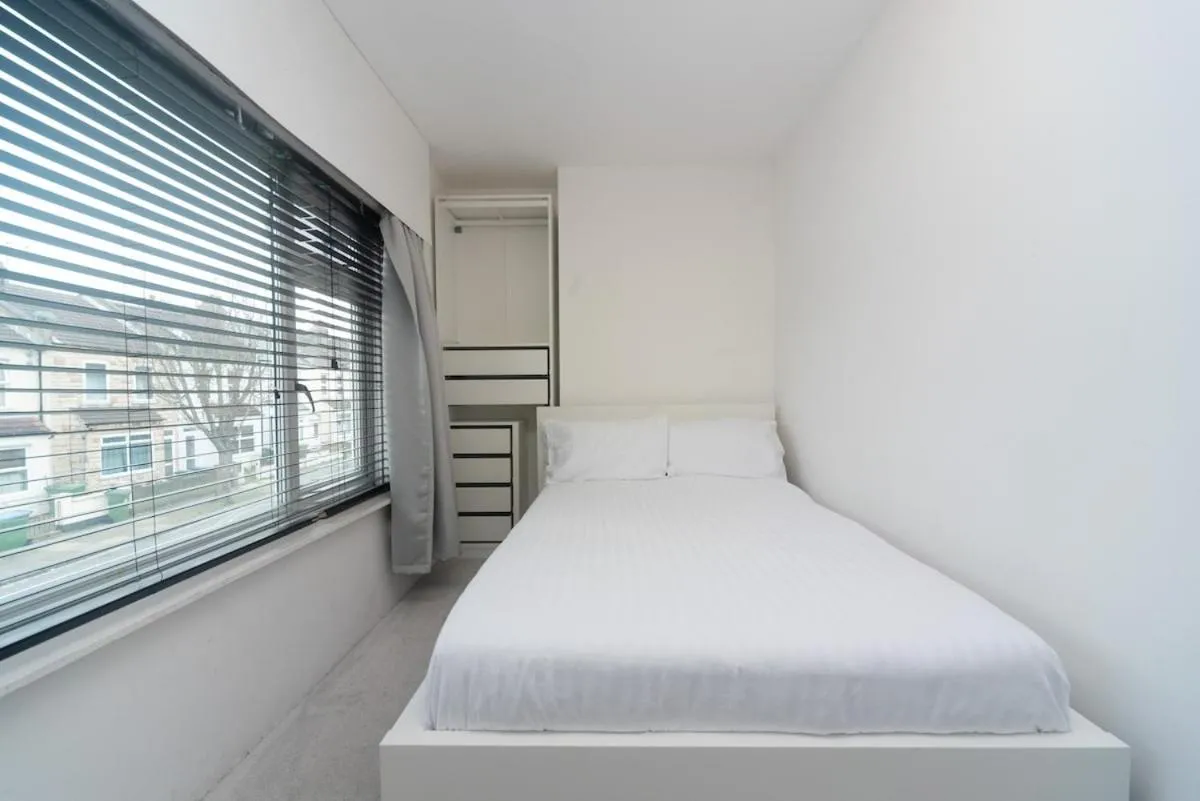 Image 2 of Modern Two Bedroom Apartment with Seperate Rooms and Free Parking in Greenwich