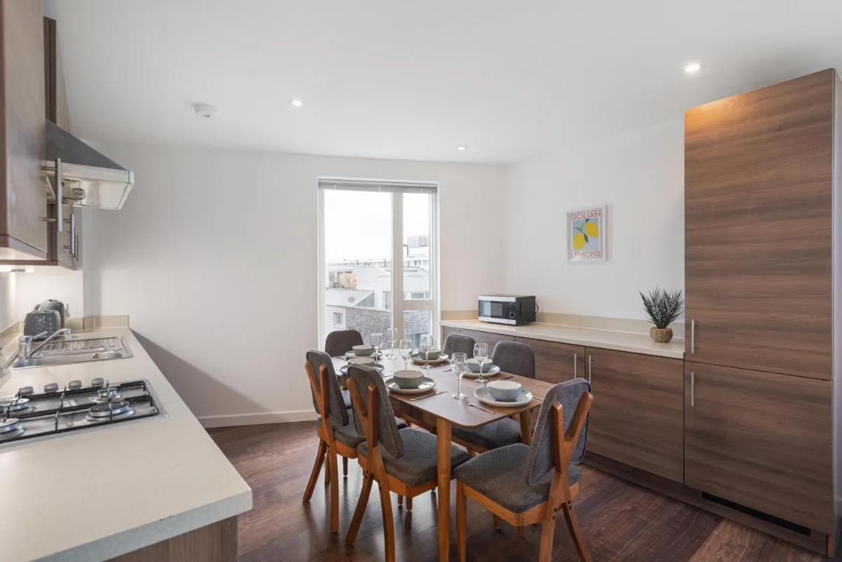 Image 2 of Modern & spacious 3 bed with free parking & lift in Shoreditch, next to station