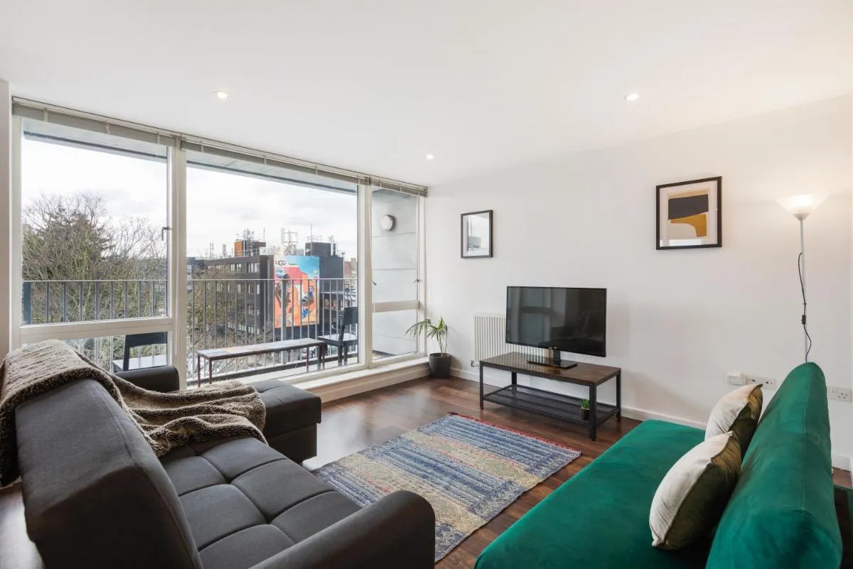 Image 3 of Modern & spacious 3 bed with free parking & lift in Shoreditch, next to station