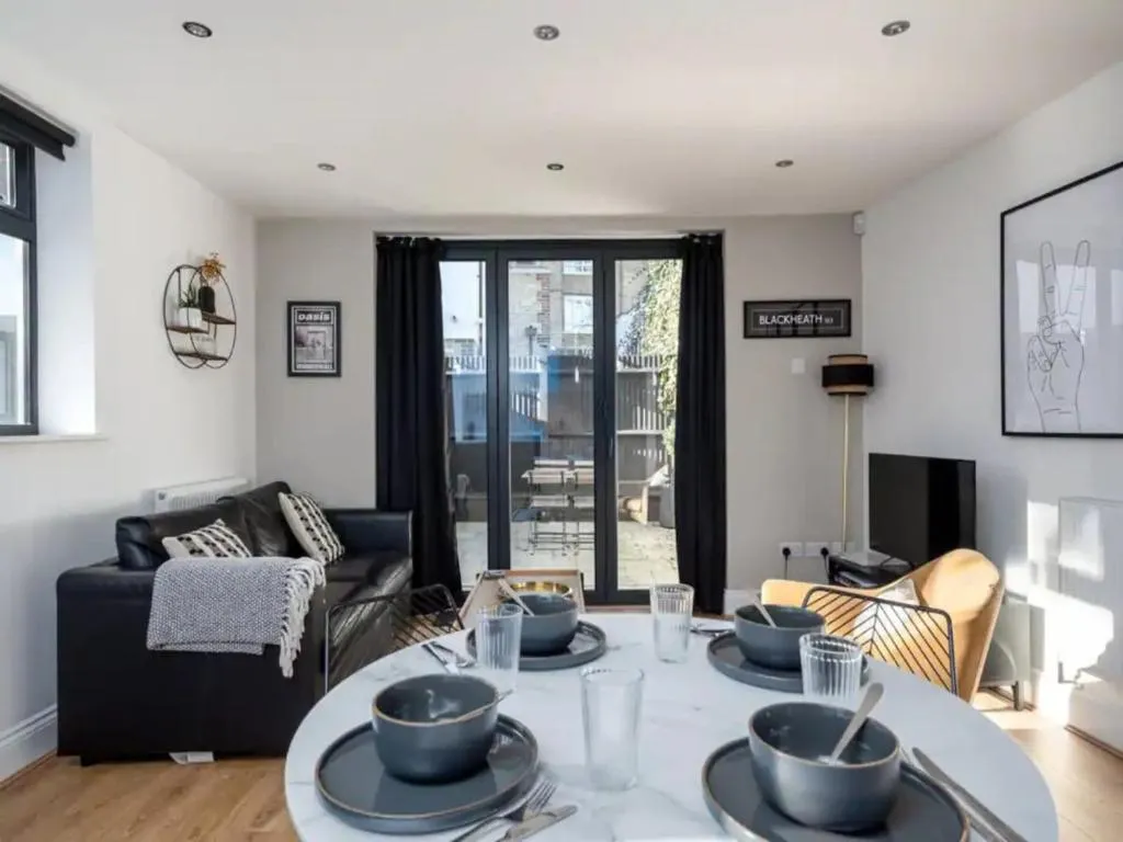 Modern and Bright Home Minutes From Central London – Pass the Keys