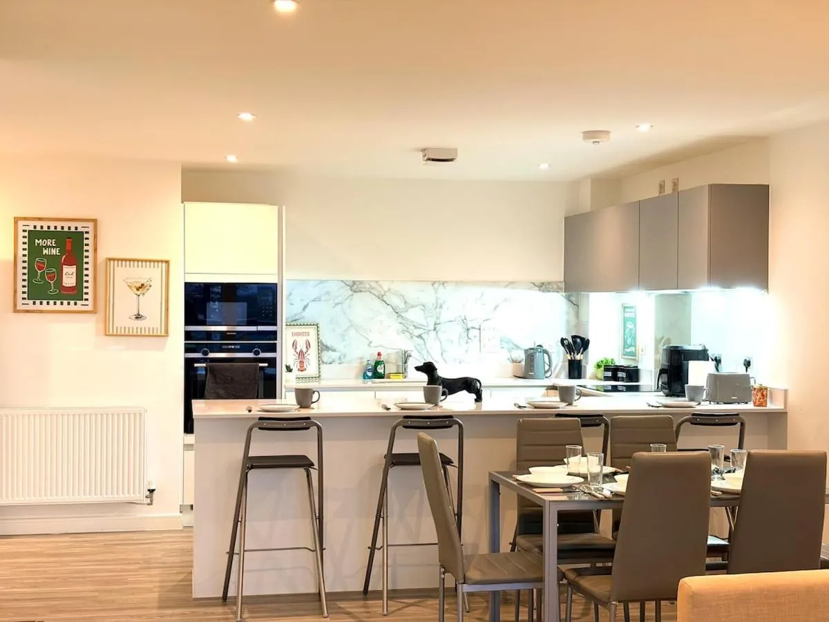 Image 4 of Modern and Spacious 3BR Flat W Balcony – Sleep 12