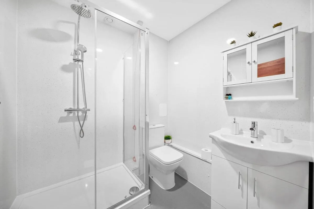 Image 3 of Modern aparthotel 1 minute away from Ilford station 20 minutes from Central London