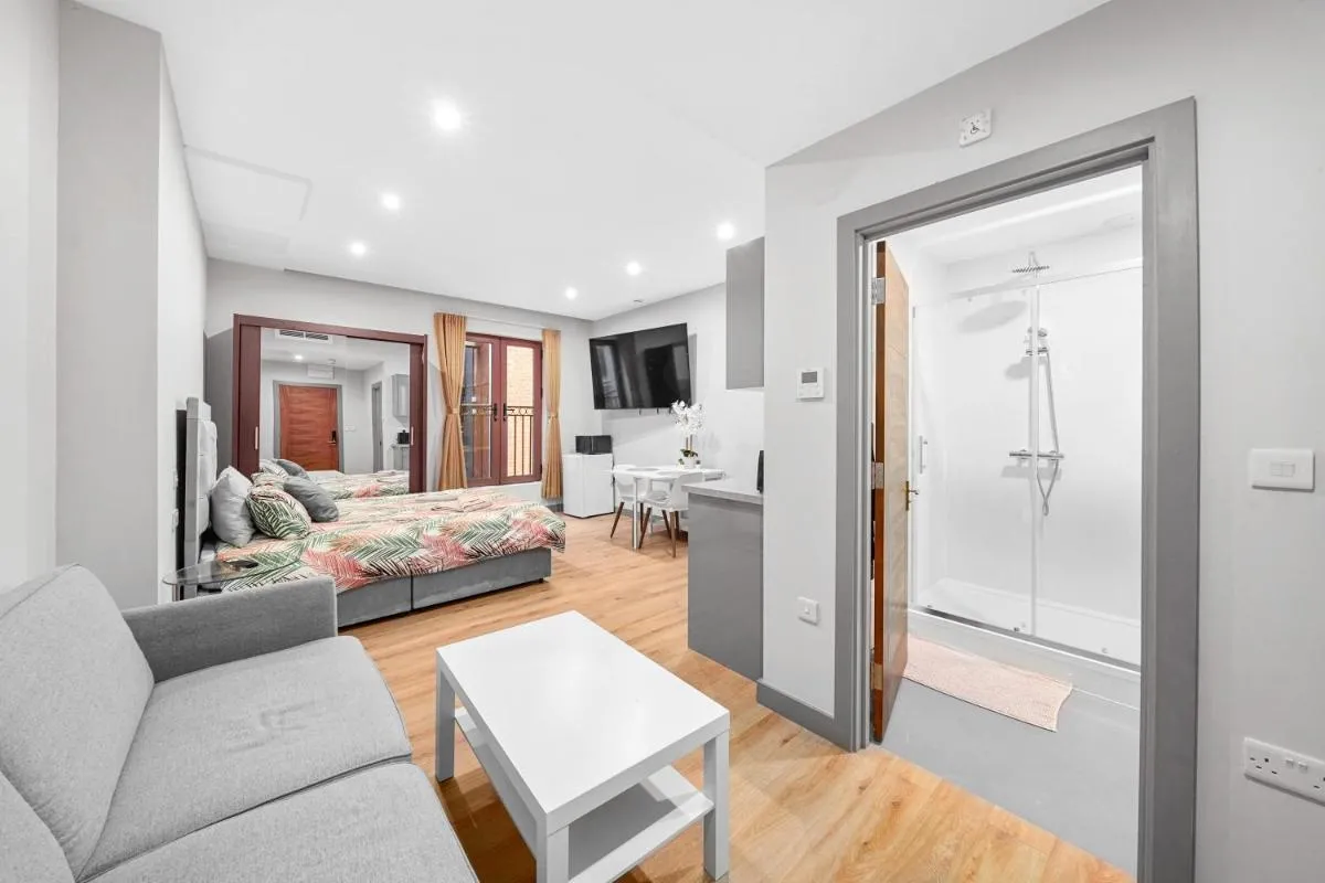 Image 4 of Modern aparthotel 1 minute away from Ilford station 20 minutes from Central London