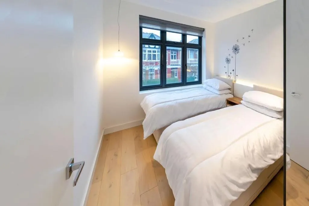 Image 3 of Modern duplex in Ealing Common