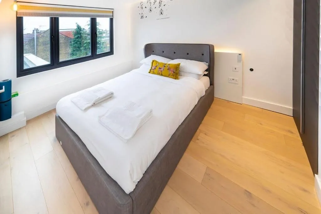 Image 4 of Modern duplex in Ealing Common