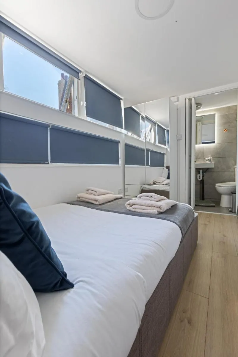 Image 4 of Modern flat & balcony in historic West Kensington