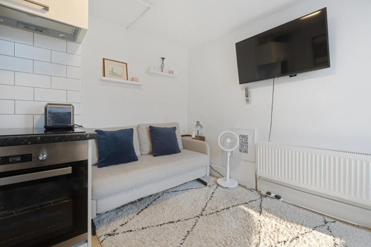 Image 3 of Modern flat & balcony in historic West Kensington