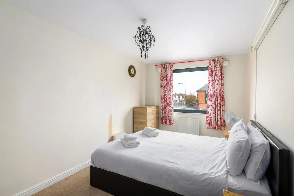 Image 3 of Modern flat in North London close to tube