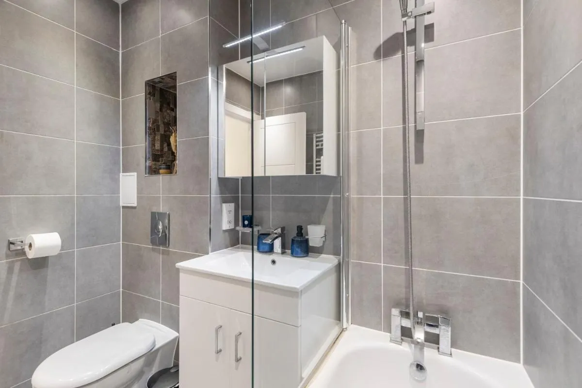 Image 3 of Modern flat in central golders green