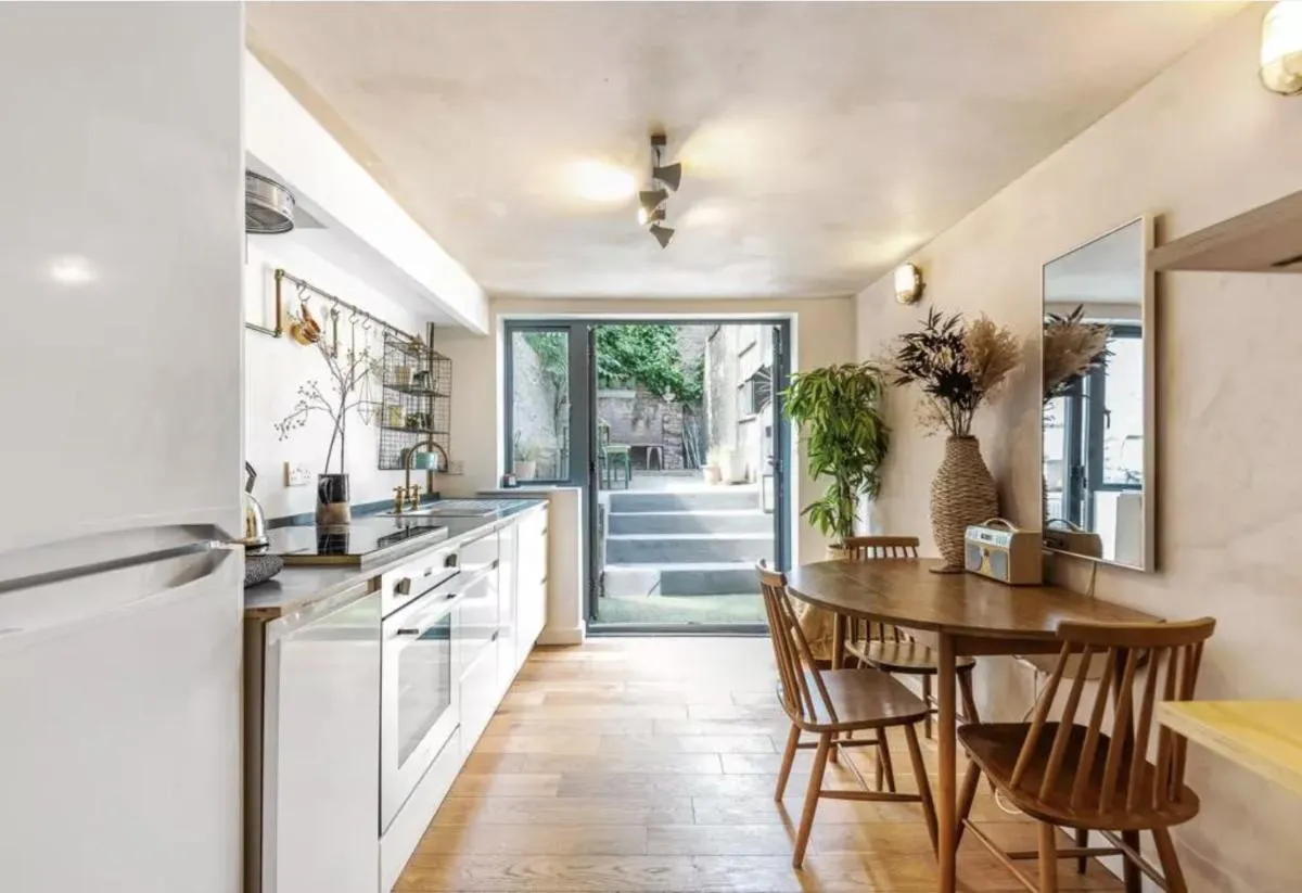 Image 4 of Modern flat with KING bed, garden & outdoor dining