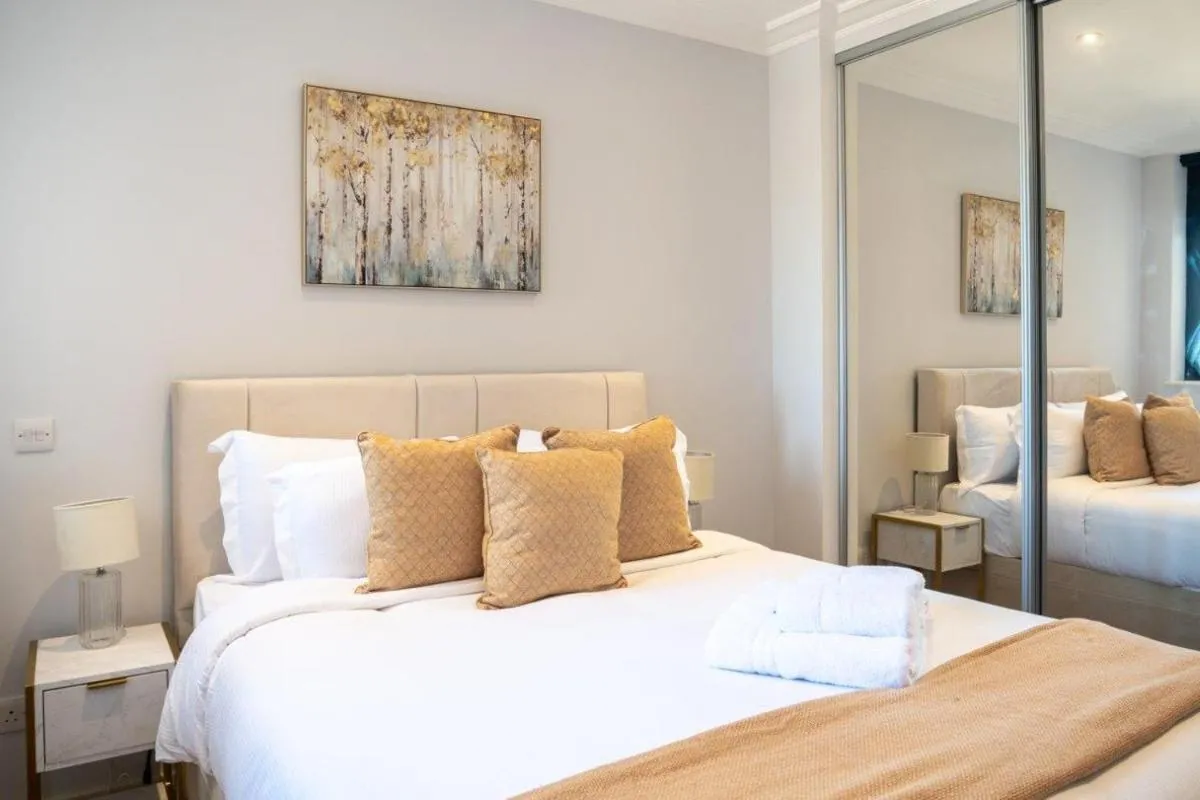 Image 5 of Modern flat with stunning views in Kensington