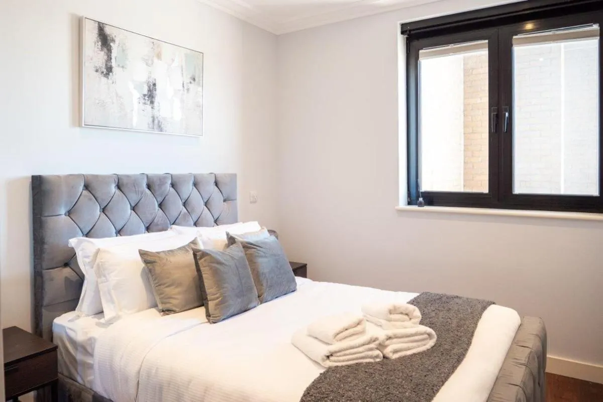 Image 4 of Modern flat with stunning views in Kensington