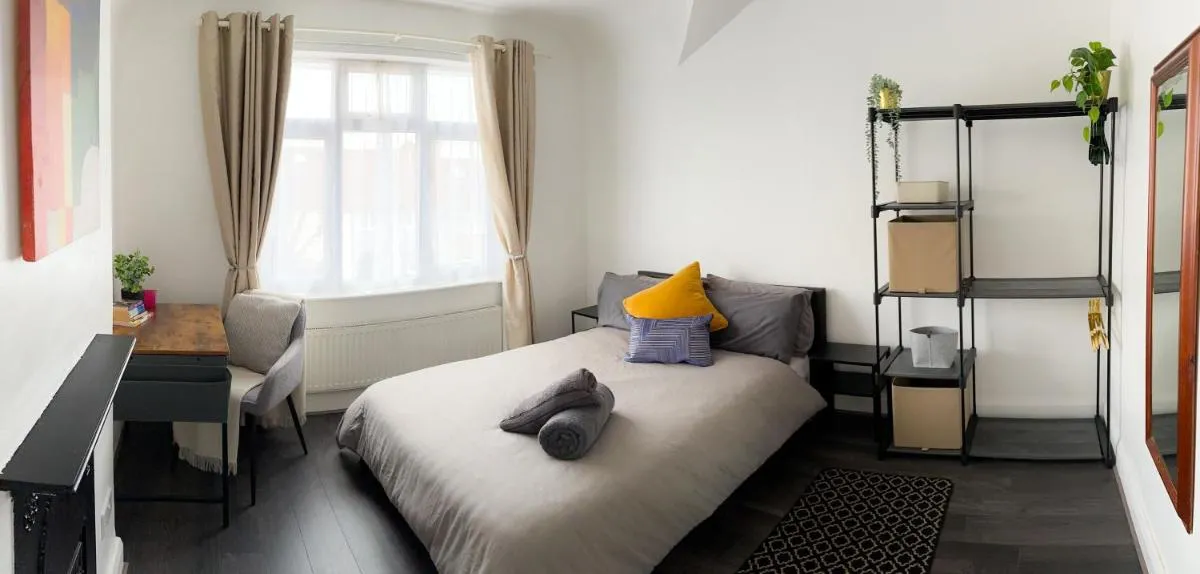 Image 3 of Modern four bedroom semi-detached house with off street parking 8 min drive to Wembley stadium, 5 miles to Central London